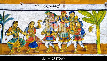 Ramayana: Epische Wandgemälde im Ramasamy Vishnu-Tempel in Kumbakonam, Tamil Nadu, Indien, Asien. Eine Gruppe, die Volkstanz aufführt Stockfoto