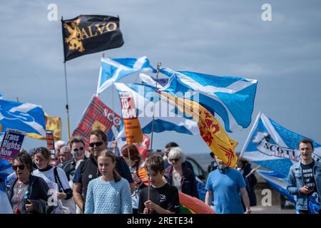 Ayr, Schottland, Großbritannien. 29. Juli 2023. Wahlkämpfer für schottische Unabhängigkeit marschieren durch die Stadt Ayr. Kredit: Richard Gass/Alamy Live News Stockfoto