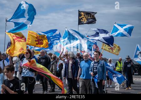 Ayr, Schottland, Großbritannien. 29. Juli 2023. Wahlkämpfer für schottische Unabhängigkeit marschieren durch die Stadt Ayr. Kredit: Richard Gass/Alamy Live News Stockfoto