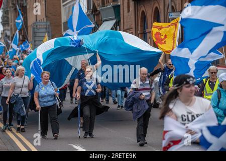 Ayr, Schottland, Großbritannien. 29. Juli 2023. Wahlkämpfer für schottische Unabhängigkeit marschieren durch die Stadt Ayr. Kredit: Richard Gass/Alamy Live News Stockfoto