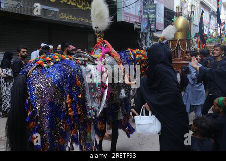 Hyderabad, Sindh, Pakistan. 29. Juli 2023. Pakistanische schiitische Moslems beobachten den Ashura-Tag in Hyderabad an der Station Road, an dem eine große Anzahl von Menschen teilnimmt (Kreditbild: © Jan Ali Laghari/Pacific Press via ZUMA Press Wire), NUR REDAKTIONELLE VERWENDUNG! Nicht für den kommerziellen GEBRAUCH! Stockfoto