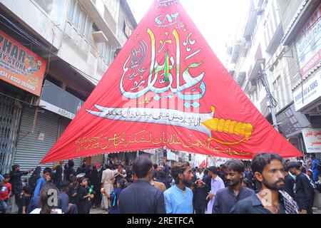 Hyderabad, Sindh, Pakistan. 29. Juli 2023. Pakistanische schiitische Moslems beobachten den Ashura-Tag in Hyderabad an der Station Road, an dem eine große Anzahl von Menschen teilnimmt (Kreditbild: © Jan Ali Laghari/Pacific Press via ZUMA Press Wire), NUR REDAKTIONELLE VERWENDUNG! Nicht für den kommerziellen GEBRAUCH! Stockfoto