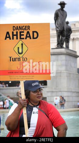 London, Großbritannien. 29. Juli 2023. Eine Gläubige hält ein Schild mit der Aufschrift „Danger ahead, turn to Jesus“, während sie sich anderen anschließt, um zu beten. Christliche Gläubige versammeln sich, um gemeinsam zu beten und Buße zu tun und um Vergebung für alle Gräueltaten und Sünden ihrer Führer und sich selbst zu bitten, als Teil der „God Loves You Tour“. Das Festival bringt Christen aller Konfessionen zusammen, darunter Gläubige aus zehn Ländern wie Bangladesch, Großbritannien, den Vereinigten Staaten und Tansania. Kredit: SOPA Images Limited/Alamy Live News Stockfoto