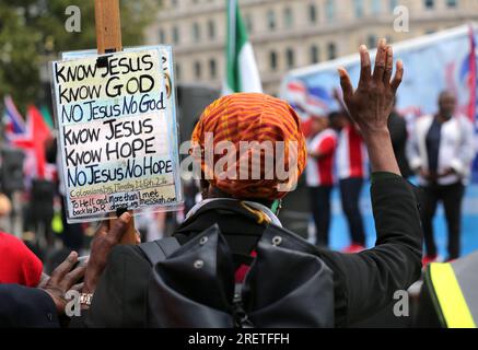 London, Großbritannien. 29. Juli 2023. Ein Gläubiger hört einem Redner mit einem Schild zu, das Jesus auf dem Londoner Gebete- und Gebetsfest feiert. Christliche Gläubige versammeln sich, um gemeinsam zu beten und Buße zu tun und um Vergebung für alle Gräueltaten und Sünden ihrer Führer und sich selbst zu bitten, als Teil der „God Loves You Tour“. Das Festival bringt Christen aller Konfessionen zusammen, darunter Gläubige aus zehn Ländern wie Bangladesch, Großbritannien, den Vereinigten Staaten und Tansania. Kredit: SOPA Images Limited/Alamy Live News Stockfoto