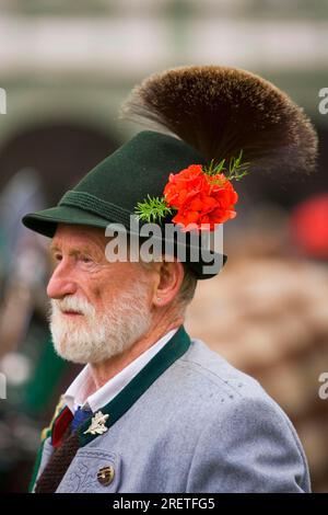 Mann in traditioneller traditioneller traditioneller Tradition Traditionelles traditionelles traditionelles Kostüm mit Hut und Stockfoto