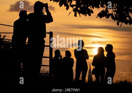 London, Großbritannien. 29. Juli 2023. UK Weather: Dramatischer Sonnenuntergang vom Gipfel des Greenwich Park, der einen warmen Samstagabend endet. Kredit: Guy Corbishley/Alamy Live News Stockfoto