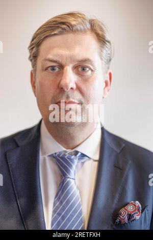 Magdeburg, Deutschland. 29. Juli 2023. Maximilian Krah, Mitglied des AFD-Exekutivausschusses der Alternative für Deutschland und Mitglied des Europäischen Parlaments, am Rande der Europawahlen im Magdeburger Messezentrum. Krah, ein sächsisches Mitglied des Europäischen Parlaments, wurde zum obersten Kandidaten für die Europawahlen gewählt. Kredit: Carsten Koall/dpa/Alamy Live News Stockfoto