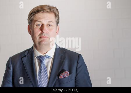 Magdeburg, Deutschland. 29. Juli 2023. Maximilian Krah, Mitglied des AFD-Exekutivausschusses der Alternative für Deutschland und Mitglied des Europäischen Parlaments, am Rande der Europawahlen im Magdeburger Messezentrum. Krah, ein sächsisches Mitglied des Europäischen Parlaments, wurde zum obersten Kandidaten für die Europawahlen gewählt. Kredit: Carsten Koall/dpa/Alamy Live News Stockfoto