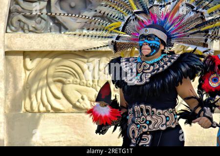 Straßenkünstler in Maya-Kostümen Stockfoto