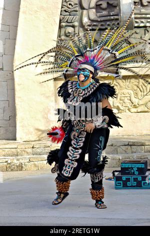 Straßenkünstler in Maya-Kostümen Stockfoto