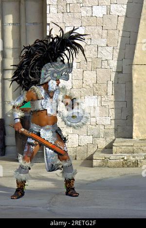 Straßenkünstler in Maya-Kostümen Stockfoto