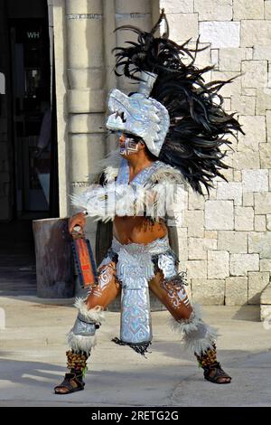 Straßenkünstler in Maya-Kostümen Stockfoto