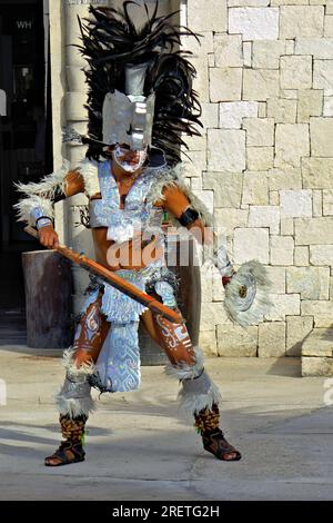 Straßenkünstler in Maya-Kostümen Stockfoto