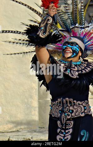 Straßenkünstler in Maya-Kostümen Stockfoto