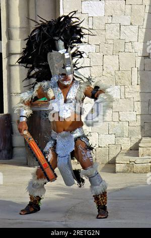 Straßenkünstler in Maya-Kostümen Stockfoto