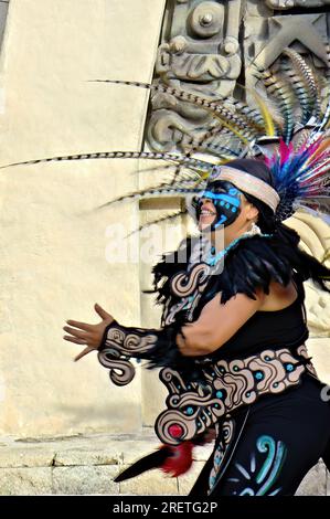 Straßenkünstler in Maya-Kostümen Stockfoto