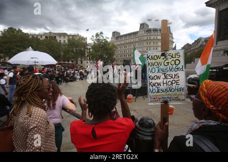 London, Großbritannien. 29. Juli 2023. Ein Gläubiger hört einem Redner mit einem Schild zu, das Jesus auf dem Londoner Gebete- und Gebetsfest feiert. Christliche Gläubige versammeln sich, um gemeinsam zu beten und Buße zu tun und um Vergebung für alle Gräueltaten und Sünden ihrer Führer und sich selbst zu bitten, als Teil der „God Loves You Tour“. Das Festival bringt Christen aller Konfessionen zusammen, darunter Gläubige aus zehn Ländern wie Bangladesch, Großbritannien, den Vereinigten Staaten und Tansania. (Foto: Martin Pope/SOPA Images/Sipa USA) Guthaben: SIPA USA/Alamy Live News Stockfoto