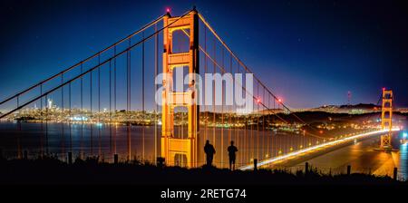 Zuschauer unter Sternenlicht an der Golden Gate Bridge. Stockfoto