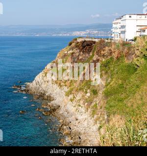 Blick auf die Küste Süditaliens. Malerischer Blick von den Klippen mit Blick auf das Meer. Küste Kalabriens mit erodierten Klippen Stockfoto