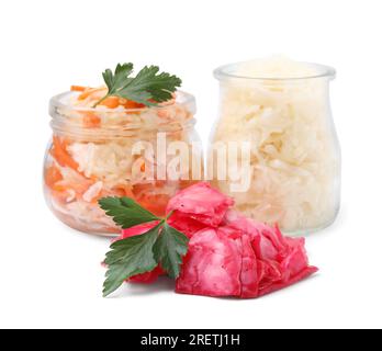 Köstliches Sauerkraut, nach verschiedenen Rezepten zubereitet, mit Petersilie auf weißem Hintergrund Stockfoto