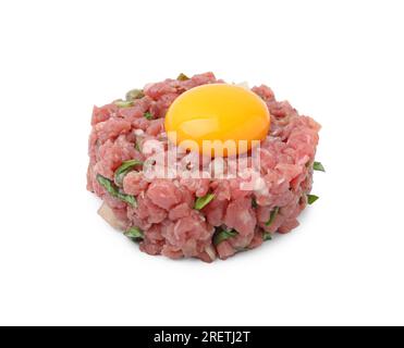 Leckeres Rindersteak Tartare serviert mit Dotter isoliert auf Weiß Stockfoto