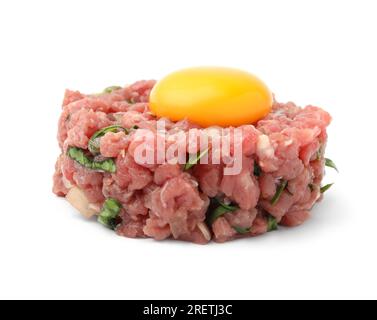 Leckeres Rindersteak Tartare serviert mit Dotter isoliert auf Weiß Stockfoto