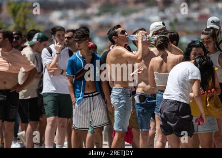 Madrid, Spanien. 29. Juli 2023. Ein Mann trinkt an einem heißen Sommertag Wasser, während er sich anstellt, um das Kings and Queens Finale im Civitas Metropolitano Stadium zu betreten. Kredit: Marcos del Mazo/Alamy Live News Stockfoto