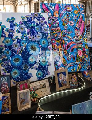 Gemälde zum Verkauf auf dem Rail Yards Market, Albuquerque, New Mexico von Kimber Ross Stockfoto