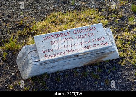 Warnschild im Yellowstone-Nationalpark, Wyoming, USA Stockfoto