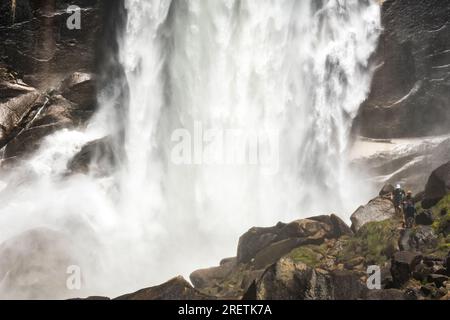 Wanderer an den nebeligen Vernal Falls, Yosemite. Stockfoto