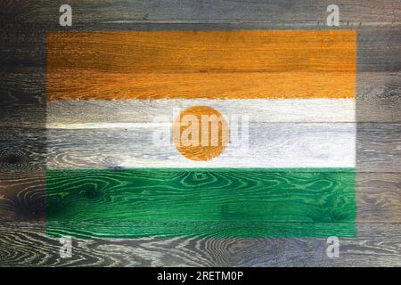 Nigerflagge auf rustikalem Altholzhintergrund Stockfoto