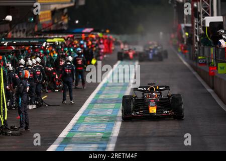 Stavelot, Belgien. 29. Juli 2023. Der niederländische Fahrer Max Verstappen von Red Bull Racing tritt am 29. Juli 2023 auf dem Circuit of Spa-Francorchamps in Stavelot, Belgien, beim Sprint-Rennen des Großen Preises 2023 in Belgien der Formel 1 an. Kredit: Qian Jun/Xinhua/Alamy Live News Stockfoto