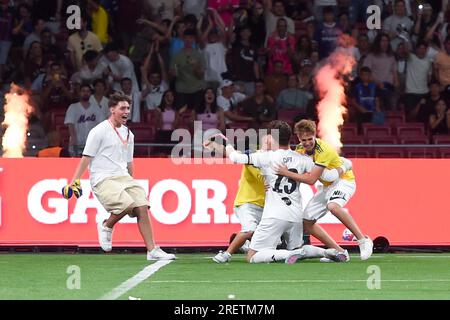 Madrid, Spanien. 29. Juli 2023. Spieler des xBuyer Teams feiern den Sieg nach dem Finale der King's League zwischen El Barrio und xBuyer Team im Civitas Metropolitano Stadium in Madrid, Spanien, am 29. Juli 2023. Kredit: Gustavo Valiente/Xinhua/Alamy Live News Stockfoto