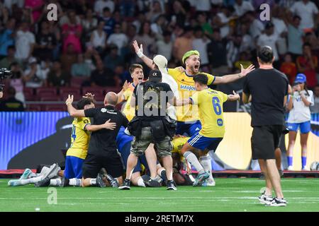 Madrid, Spanien. 29. Juli 2023. Spieler des xBuyer Teams feiern den Sieg nach dem Finale der King's League zwischen El Barrio und xBuyer Team im Civitas Metropolitano Stadium in Madrid, Spanien, am 29. Juli 2023. Kredit: Gustavo Valiente/Xinhua/Alamy Live News Stockfoto