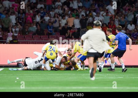 Madrid, Spanien. 29. Juli 2023. Spieler des xBuyer Teams feiern den Sieg nach dem Finale der King's League zwischen El Barrio und xBuyer Team im Civitas Metropolitano Stadium in Madrid, Spanien, am 29. Juli 2023. Kredit: Gustavo Valiente/Xinhua/Alamy Live News Stockfoto