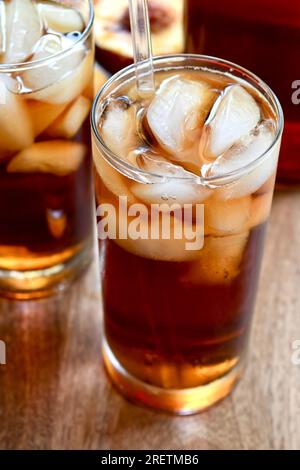 Zwei Gläser pfirsichartigen Eistee auf einer Holzfläche Stockfoto