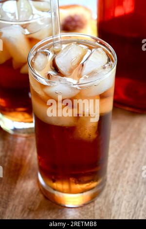 Zwei Gläser pfirsichartigen Eistee auf einer Holzfläche Stockfoto