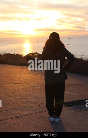 Silhouette Frau, die Sonne hält. Bild in der Rückansicht von San Francisco Bay Area, USA. Stockfoto