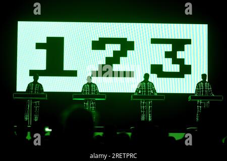 Sitges, Spanien. 29. Juli 2023. Ralf Hütter, Fritz Hilpert, Henning Schmitz und Falk Grieffenhagen von der deutschen Band Kraftwerk treten während des Jardins de Terramar Festivals in Sitges auf. Kraftwerk ist eine deutsche elektronische Musikband, die 1970 in Düsseldorf geboren wurde und eine der ersten Gruppen war, die elektronische Musik popularisierte, die als Pioniere dieses Genres galt.in den 1970er und frühen 1980er Jahren war der unverwechselbare Klang von Kraftwerk revolutionär und hat sich in vielen Genres der modernen Musik nachhaltig ausgewirkt. Kredit: SOPA Images Limited/Alamy Live News Stockfoto