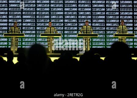 Sitges, Spanien. 29. Juli 2023. Ralf Hütter, Fritz Hilpert, Henning Schmitz und Falk Grieffenhagen von der deutschen Band Kraftwerk treten während des Jardins de Terramar Festivals in Sitges auf. Kraftwerk ist eine deutsche elektronische Musikband, die 1970 in Düsseldorf geboren wurde und eine der ersten Gruppen war, die elektronische Musik popularisierte, die als Pioniere dieses Genres galt.in den 1970er und frühen 1980er Jahren war der unverwechselbare Klang von Kraftwerk revolutionär und hat sich in vielen Genres der modernen Musik nachhaltig ausgewirkt. (Foto: Ramon Costa/SOPA Images/Sipa USA) Guthaben: SIPA USA/Alamy Live News Stockfoto