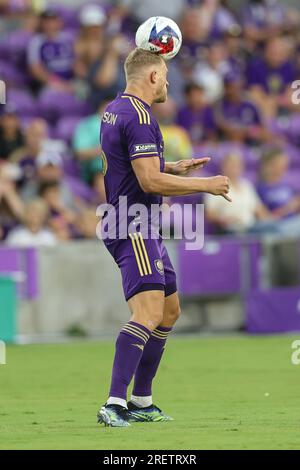 Orlando, Florida, USA. 29. Juli 2023. Robin JANSSON (6), Verteidiger von Orlando City, erhält in der ersten Hälfte des Fußballspiels der Leagues Cup Orlando City gegen Santos Laguna 2023 am 29. Juli 2023 im Exploria Stadium in Orlando, Florida, eine Schlagzeile. (Kreditbild: © Cory Knowlton/ZUMA Press Wire) NUR REDAKTIONELLE VERWENDUNG! Nicht für den kommerziellen GEBRAUCH! Stockfoto