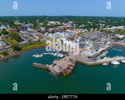 Plymouth Town Wharf aus der Vogelperspektive, einschließlich des historischen Großseglers Nao Trinidad im historischen Stadtzentrum von Plymouth, Massachusetts, MA, USA. Stockfoto