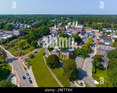 Das historische Stadtzentrum von Plymouth aus der Vogelperspektive bietet einen fantastischen Blick auf den Town Square an der Main Street, Plymouth, Massachusetts, MA, USA. Stockfoto