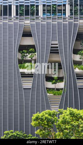 Details der vertikalen Gärten im umweltfreundlichen grünen Gebäude CapitaSpring, Singapur Stockfoto