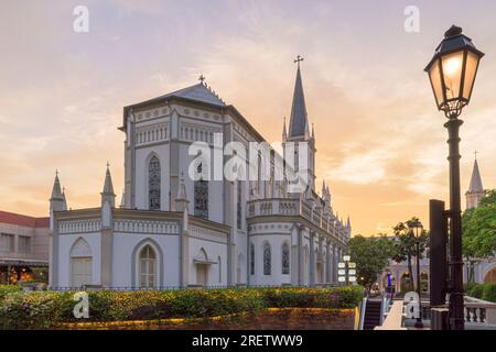 Die Kapelle im alten gotischen Stil, jetzt die CHIJMES Halle, bei Sonnenuntergang, CHIJMES Komplex, Singapur Stockfoto