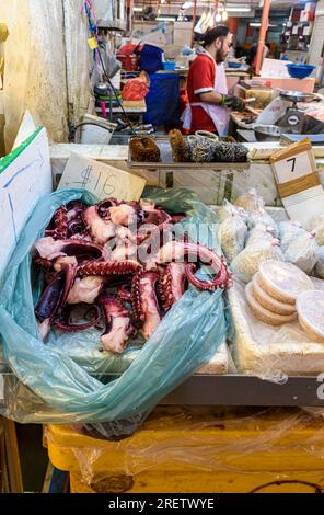 Frischer Tintenfisch an einem Stand im Chinatown Complex Wet Market, Chinatown, Singapur Stockfoto