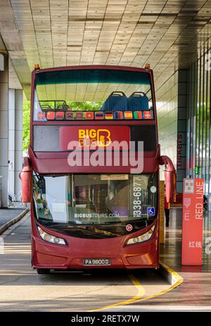 Big Bus in Singapur, ein roter Doppeldeckerbus mit offenem Oberdeck, der eine festgelegte Route für Passagiere zum Hop-on-Hop-off fährt Stockfoto
