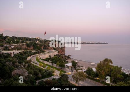 16.06.2023 Antalya, Türkei. Blick aus der Vogelperspektive auf den malerischen und beliebten Konyaalti-Strand in Antalya Resort Town Turkey. Man kann das Meer sehen, die Festung, das Ro Stockfoto