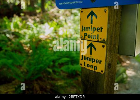 Vancouver, Kanada - Mai 20,2023: Blick auf ein Hinweisschild in Richtung Juniper Point im Lighthouse Park Stockfoto