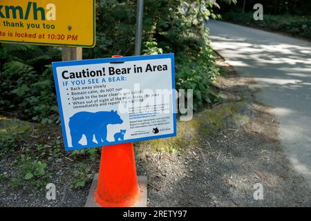 West Vancouver, Kanada - 20,2023. Mai: Blick auf das Warnschild Bear in der Gegend im Lighthouse Park in West Vancouver Stockfoto
